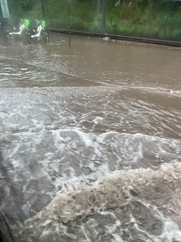 Inondation de la chaussée après un orage, quai Branly, Paris 7e (75)