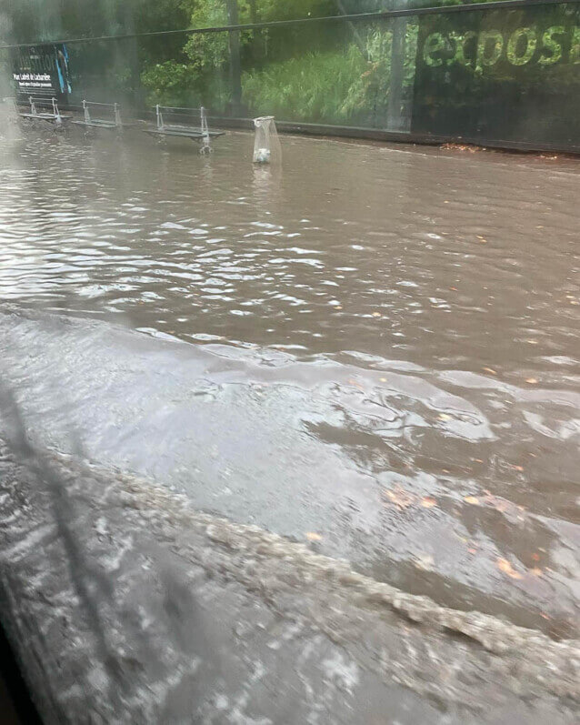 Inondation de la chaussée après un orage, quai Branly, Paris 7e (75)