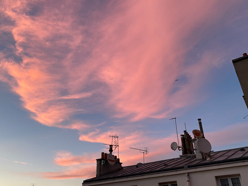 Ciel rougeoyant en début de soirée au dessus de Paris 19e (75)