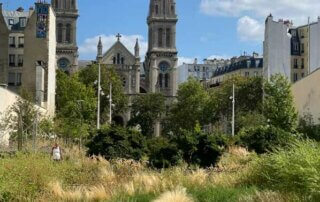 L'église Saint-Amboise vue depuis le Jardin Truillot, Paris 11e (75)