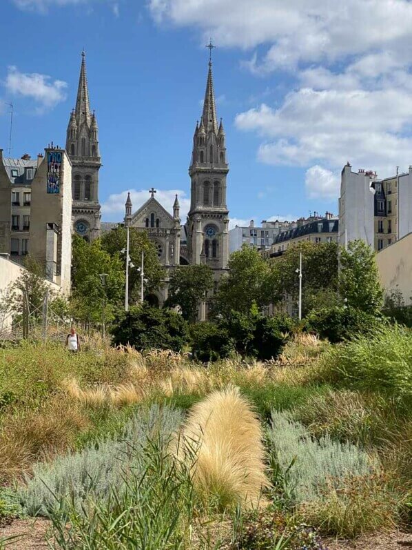 L'église Saint-Ambroise vue depuis le Jardin Truillot, Paris 11e (75)