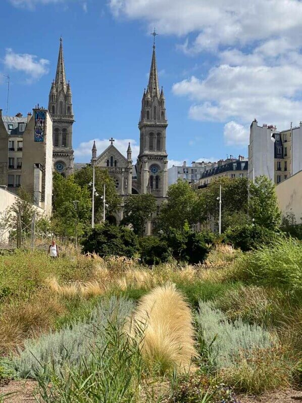 Lire la suite à propos de l’article Vue de Paris : jardin Truillot et église Saint-Ambroise
