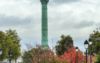 Vue du Génie de la Liberté et de la Colonne de Juillet, place de la Bastille, en automne depuis le Jardin du port de l'Arsenal, Paris 12e (75)