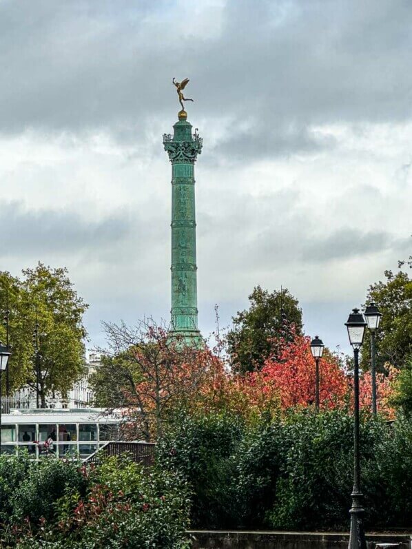 Vue du Génie de la Liberté et de la Colonne de Juillet, place de la Bastille, en automne depuis le Jardin du port de l'Arsenal, Paris 12e (75)