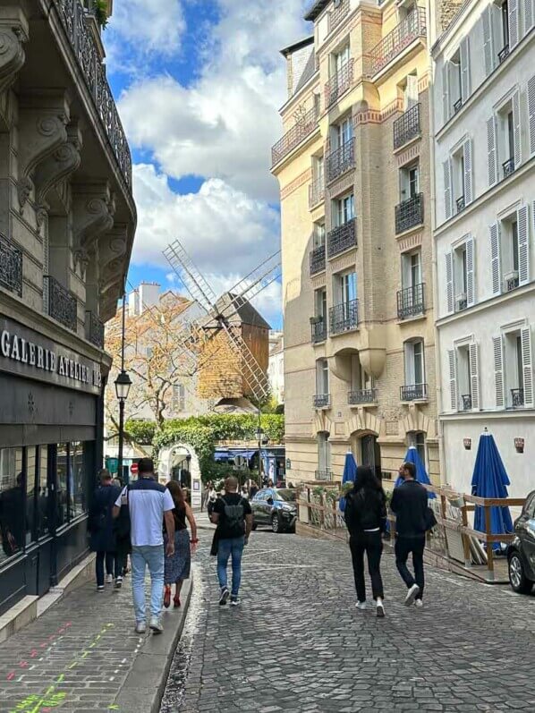 Lire la suite à propos de l’article Vue de Paris : le Moulin de la Galette (Montmartre, Paris 18e)