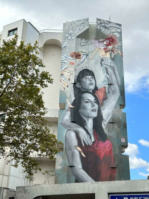 Grande fresque murale de Lula Goce, Paris 18e (75)