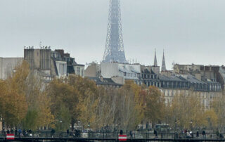 Tour Eiffel dans la brume et les nuages bas, automne, Paris 7e (75)