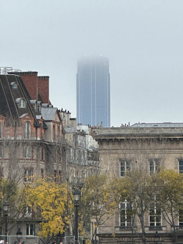 Tour Montparnasse dans la brume et les nuages bas, automne, Paris 7e (75)