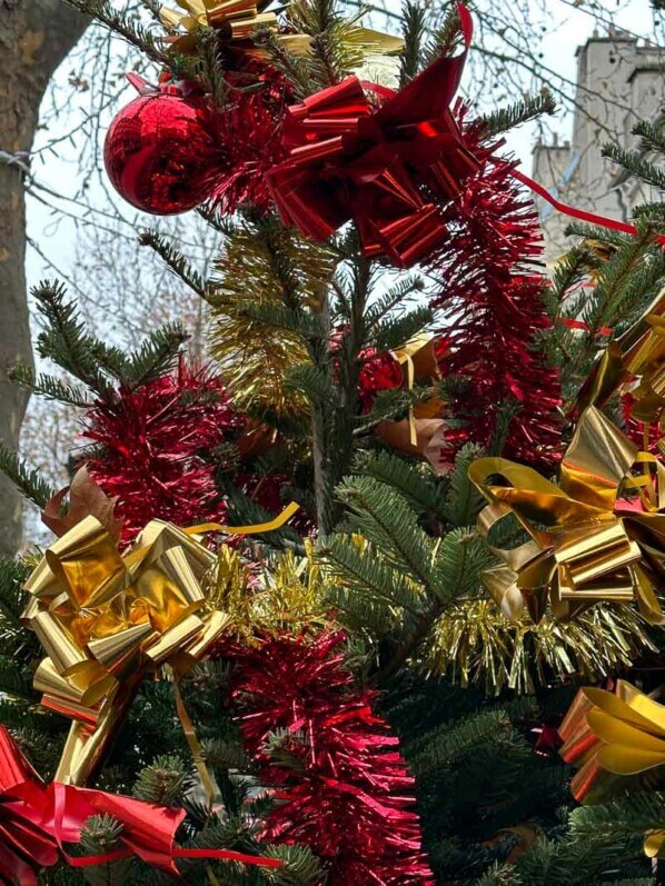 Décorations de Noêl, sapin, rue des Martyrs, Paris 9e (75)