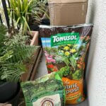 Sacs de fertilisant et lombricompost, colis de plantes en hiver sur mon balcon, Paris 19e (75)