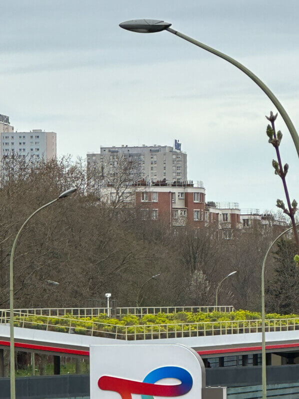 Toit végétalisé sur la station service Total, boulevard périphérique, Paris 19e (75)