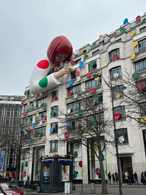 Sculpture géante de Yayoi Kusama, magasin Louis Vuitton, avenue des Champs-Élysées, Paris