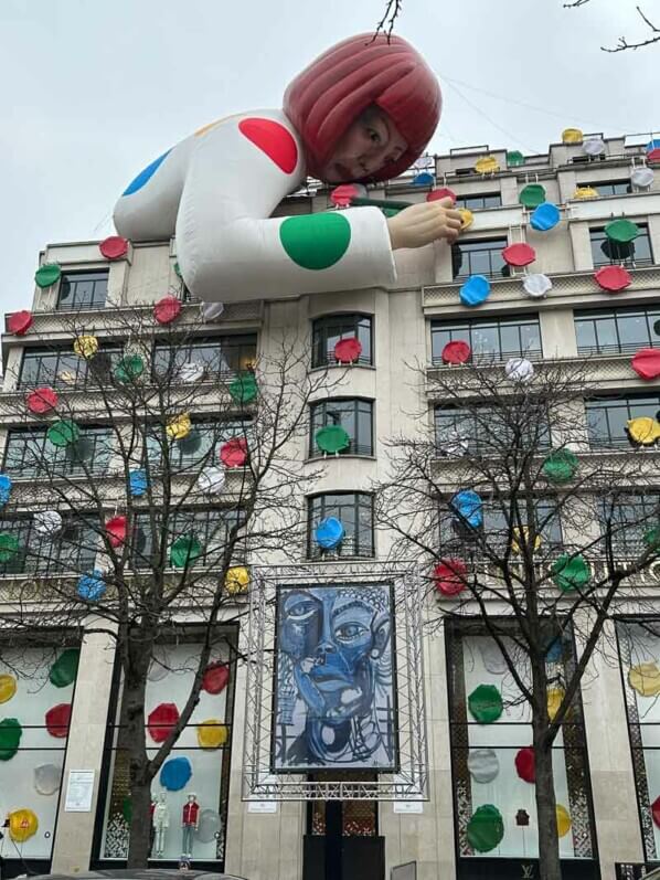 Une statue monumentale de Yayoi Kusama sur la boutique Louis Vuitton des  Champs-Elysées