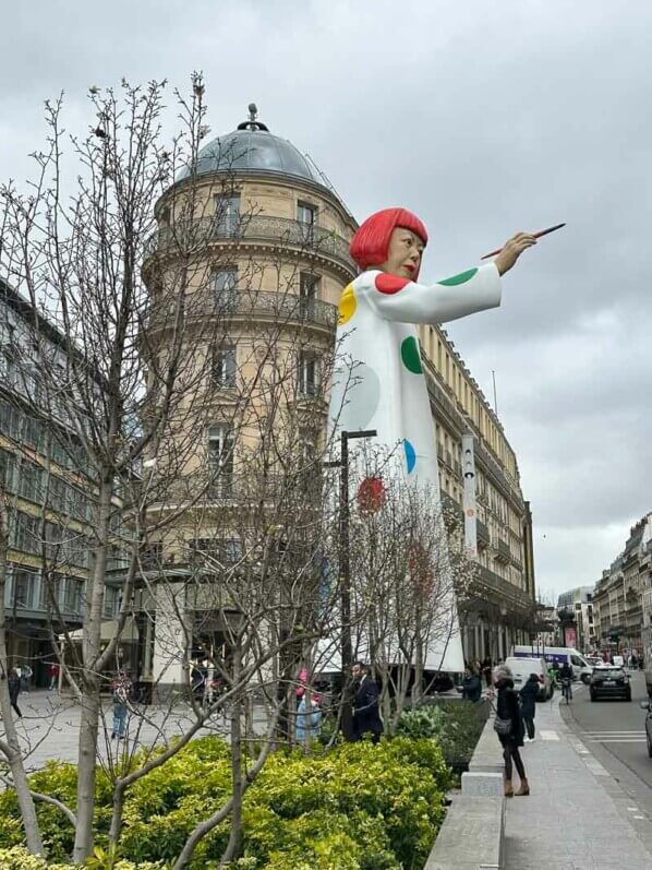 Sculpture géante de Yayoi Kusama, près du siège social de Louis Vuitton, Paris 1er (75)
