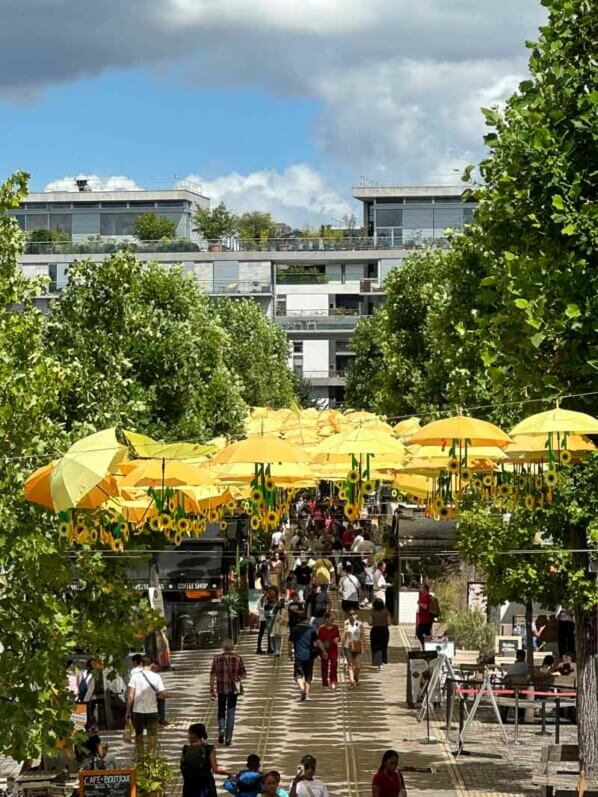 Parapluies et tournesols, installation de Patricia Cunha, Bercy Village, Paris 12e (75)