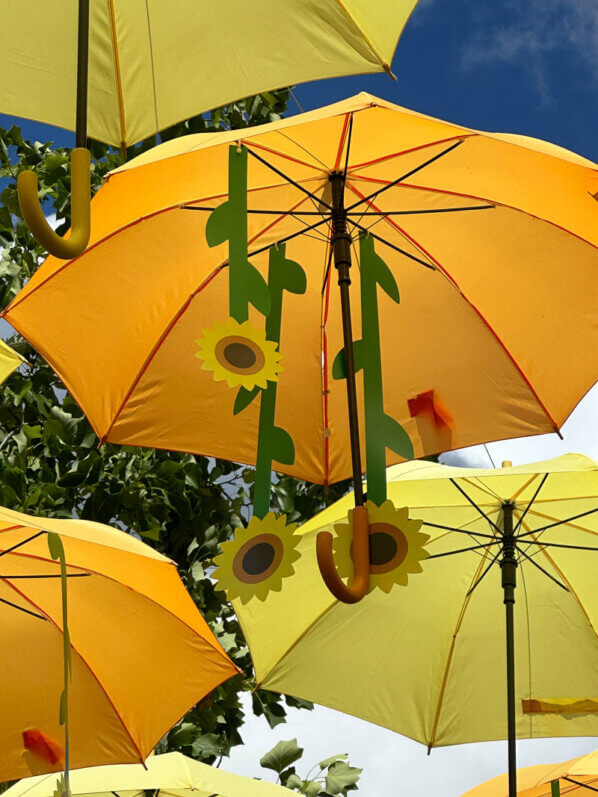 Parapluies et tournesols, installation de Patricia Cunha, Bercy Village, Paris 12e (75)