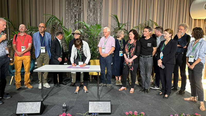 Manifeste pour la défense du Patrimoine Végétal Vivant (PVV), signature par Catherine Müller présidente de Valhor, 3èmes Universités du CCVS, Parc floral, Paris 12e (75)