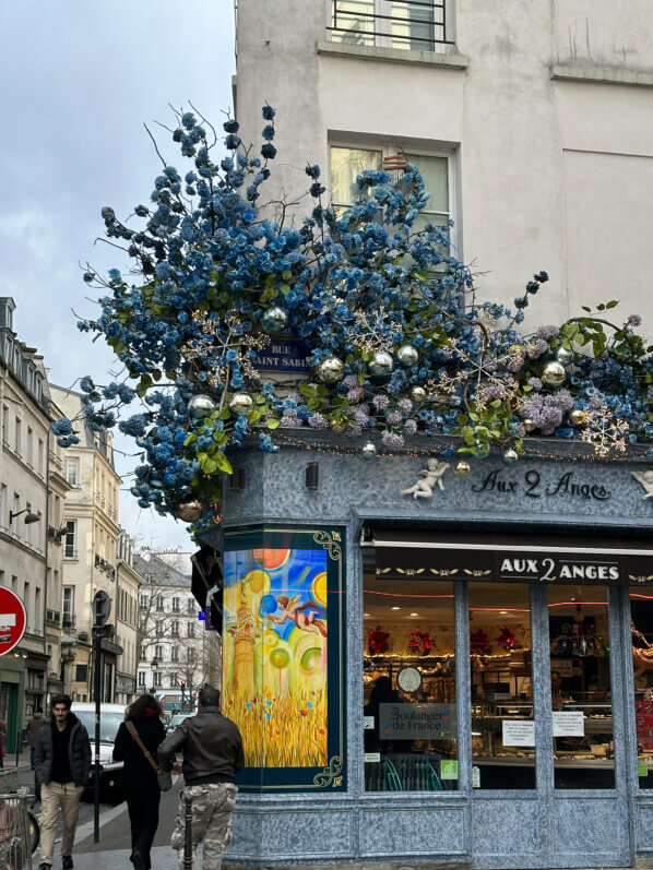 Lire la suite à propos de l’article Noël bleu pour la boulangerie pâtisserie Aux 2 Anges (Paris 11e)