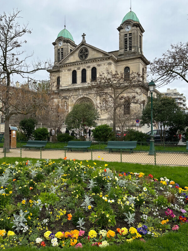 Au début du printemps dans le square Serge Reggiani, église Saint-Jacques Saint-Christophe de la Villette, Paris 19e (75)