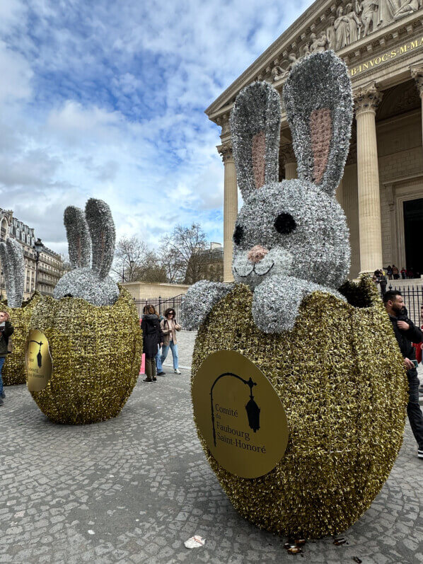 Lapins et oeufs, église de la Madeleine, Paris (75)