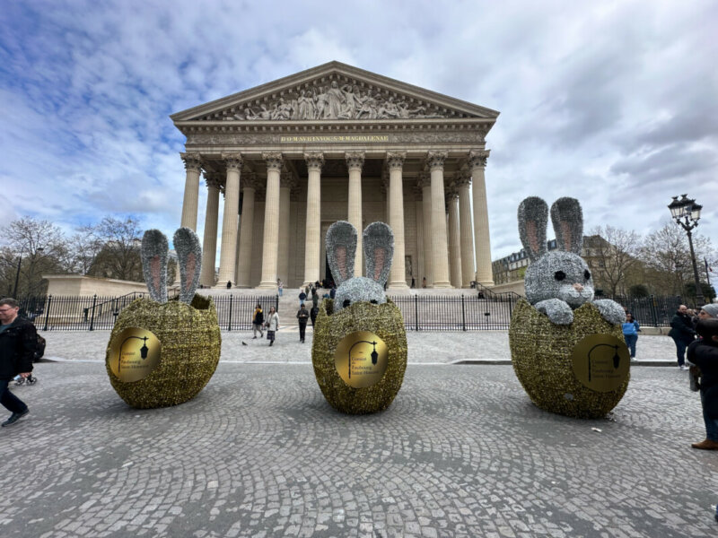 Lapins et oeufs, église de la Madeleine, Paris (75)