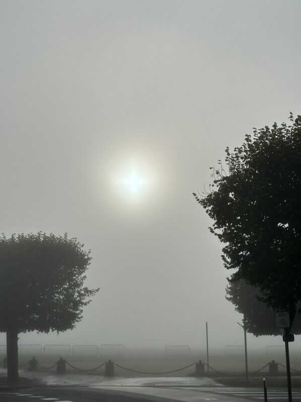 Soleil et brume dans Chantilly, Oise, octobre 2024