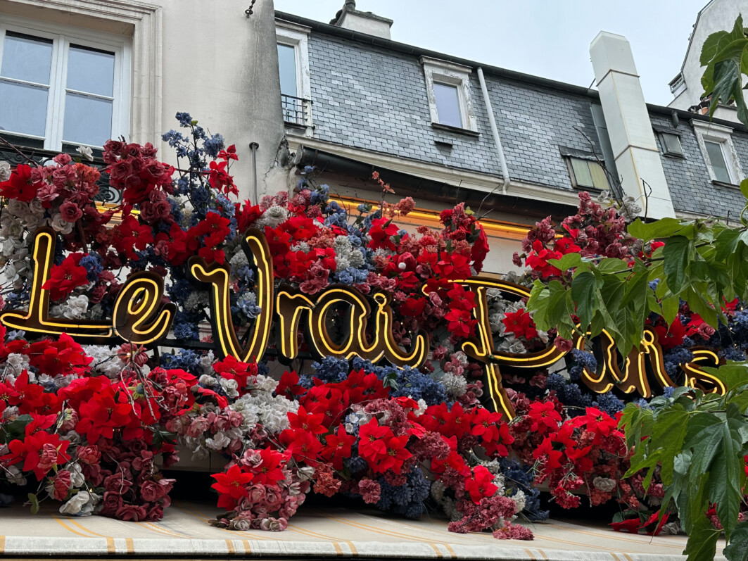 Façade décorée de poinsettias, restaurant Le Vrai Paris, Montmartre, Paris 18e (75)