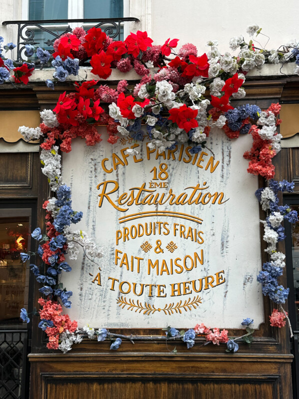 Lire la suite à propos de l’article La façade décorée avec des poinsettias du restaurant Le Vrai Paris à Montmartre