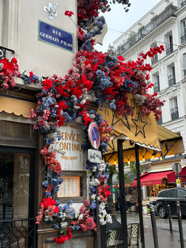 Façade décorée de poinsettias, restaurant Le Vrai Paris, Montmartre, Paris 18e (75)