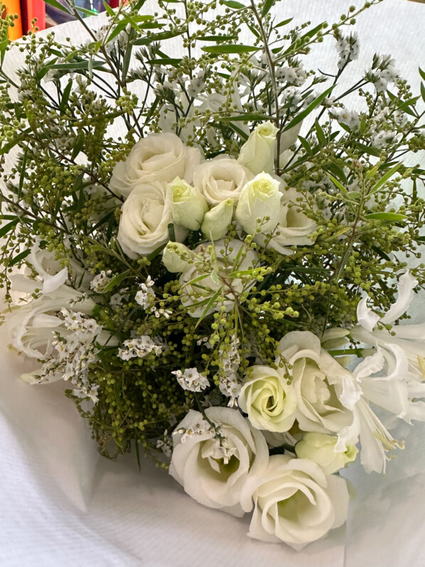 Bouquet de lisianthus, narines et mimosa, fleurs coupées, Paris 19e (75)