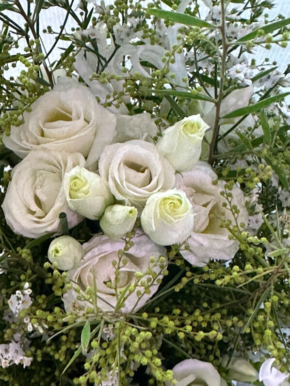 Bouquet de lisianthus, narines et mimosa, fleurs coupées, Paris 19e (75)