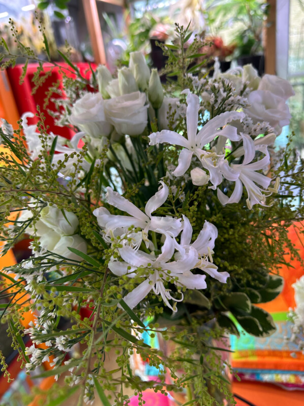Bouquet de lisianthus, narines et mimosa, fleurs coupées, Paris 19e (75)