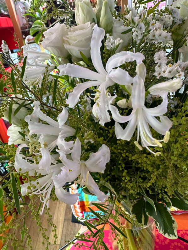 Bouquet de lisianthus, narines et mimosa, fleurs coupées, Paris 19e (75)