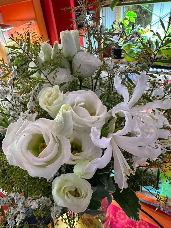 Bouquet de lisianthus, narines et mimosa, fleurs coupées, Paris 19e (75)