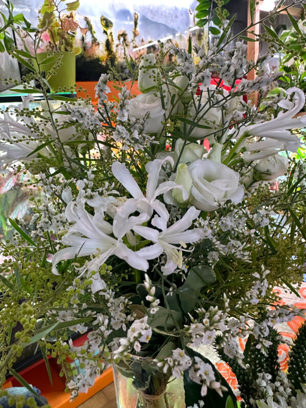 Bouquet de lisianthus, narines et mimosa, fleurs coupées, Paris 19e (75)