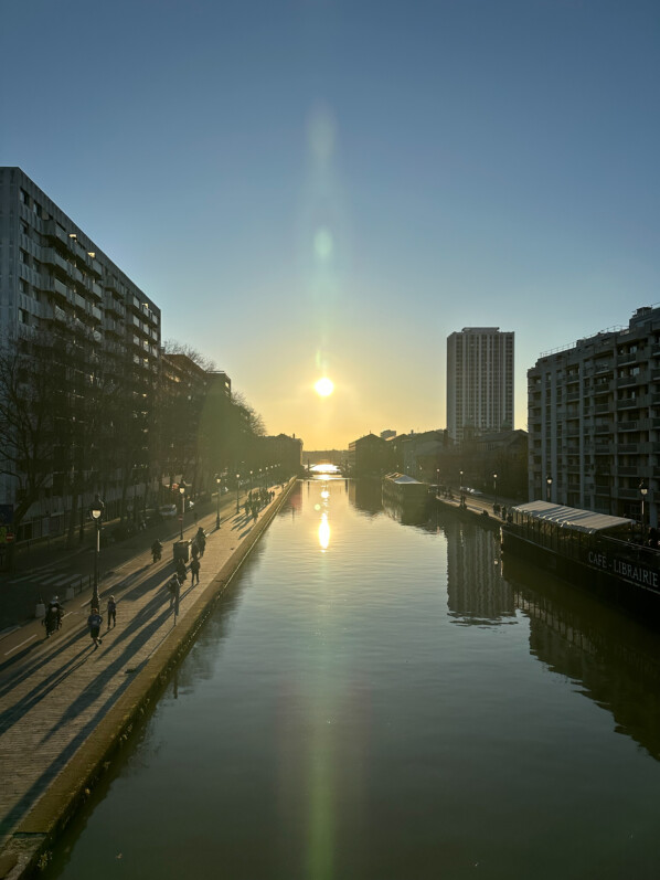Soleil dans le ciel parisien au-dessus du Bassin de la Villette, Paris (75)