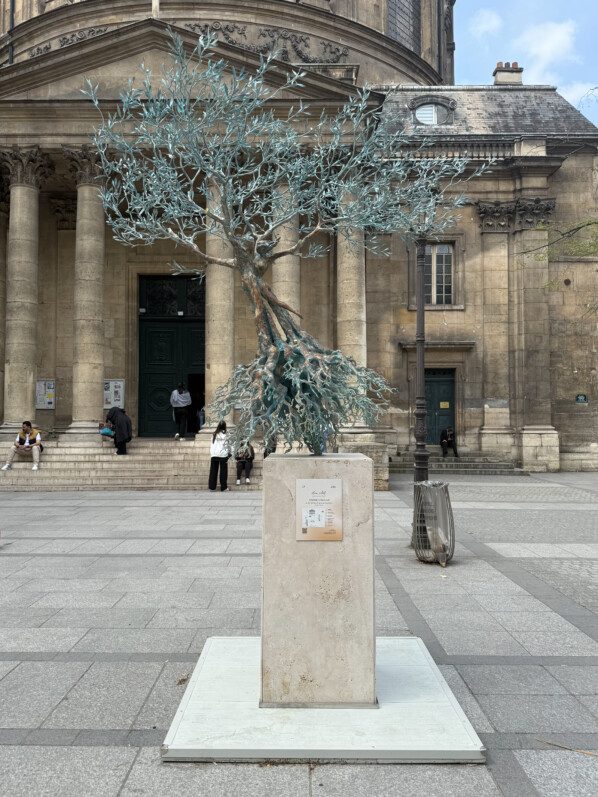 Lire la suite à propos de l’article Le Comité du Faubourg Saint-Honoré célèbre l’Art Monumental d’Andrea Roggi