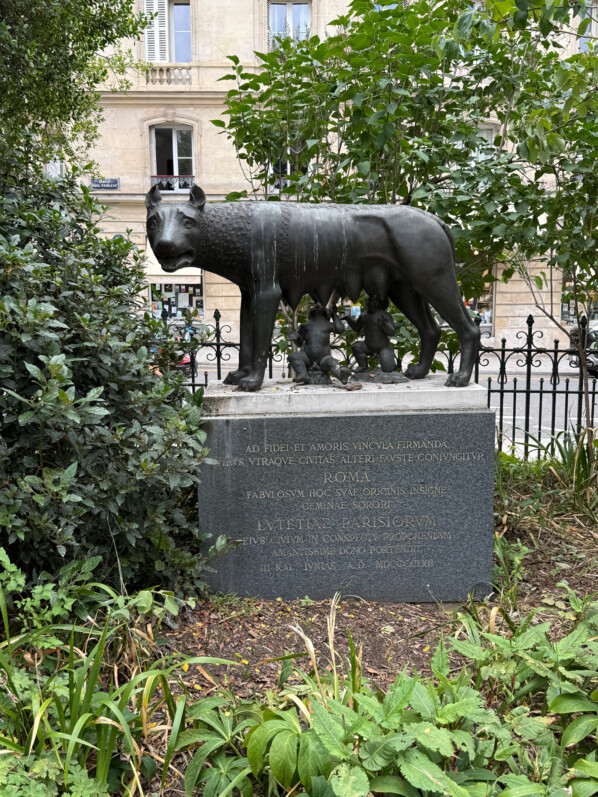 Réplique de la Louve romaine du Capitole, Square Samuel Paty, Paris 5e (75)