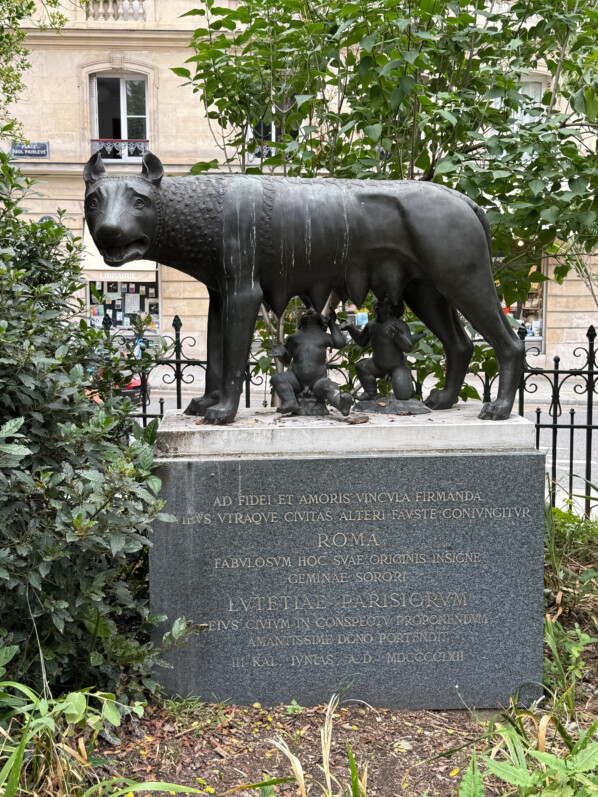Lire la suite à propos de l’article Réplique de la louve romaine du Capitole dans le square Samuel Paty (Paris 5e)