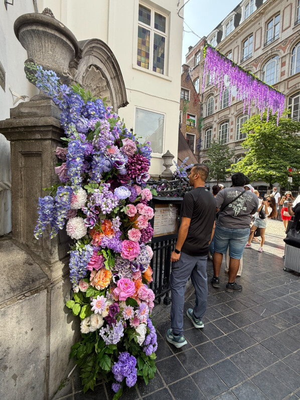 Statuette du Manneken Pis avec décorations florales, Bruxelles, Belgique