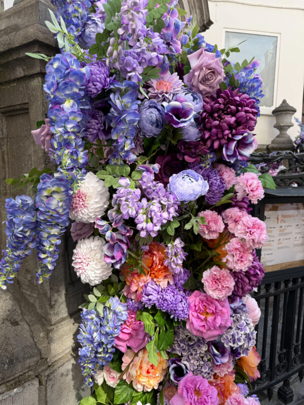 Statuette du Manneken Pis avec décorations florales, Bruxelles, Belgique