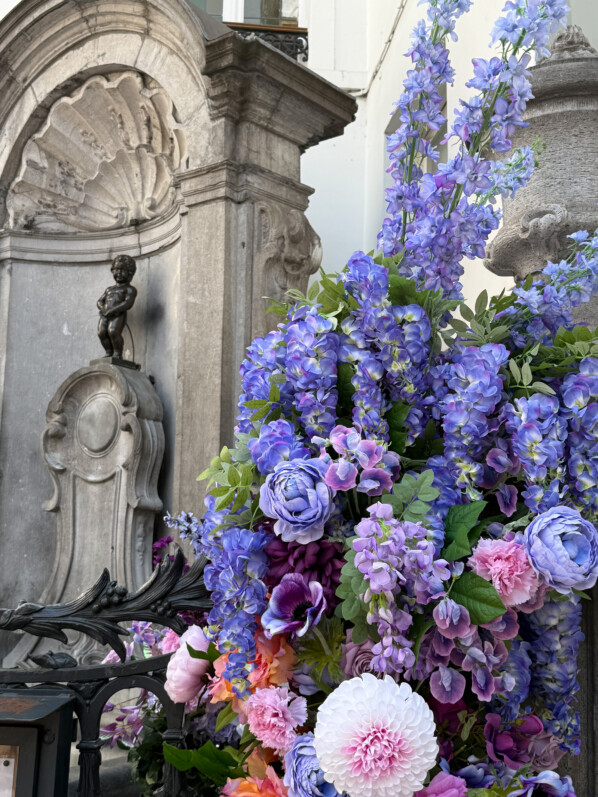 Manneken Pis très fleuri pour cet été 2025