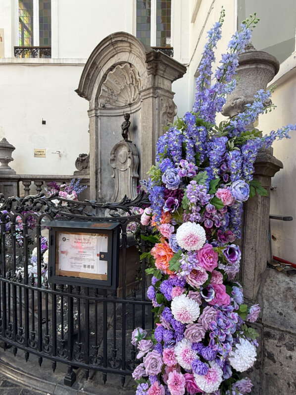 Statuette du Manneken Pis avec décorations florales, Bruxelles, Belgique, août 2025