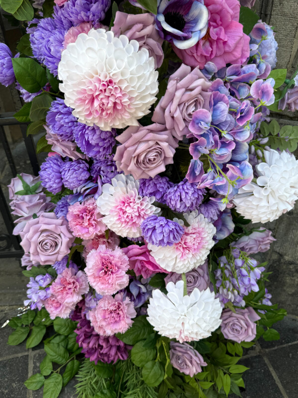 Statuette du Manneken Pis avec décorations florales, Bruxelles, Belgique