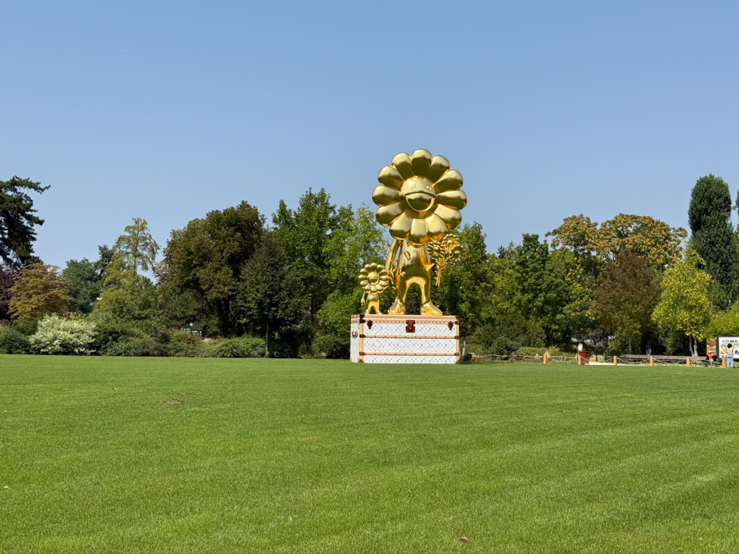 The flower parent and the child, sculpture, Takashi Murakami, en été dans le Jardin d'acclimatation, Paris 16e (75)