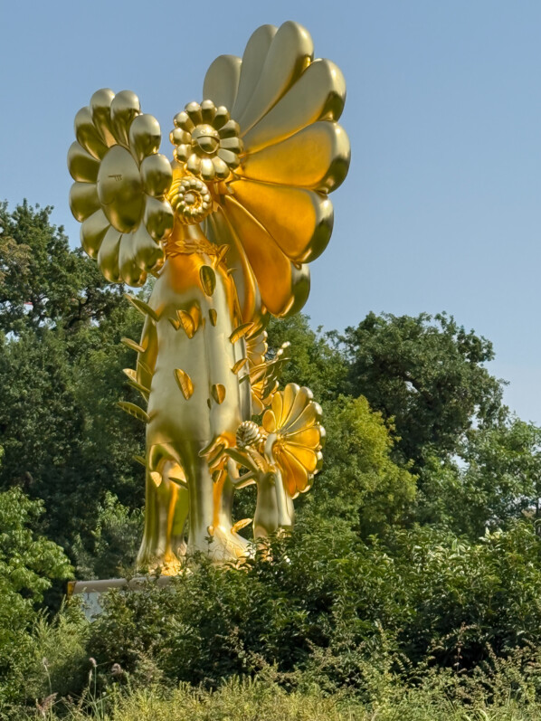 The flower parent and the child, sculpture, Takashi Murakami, en été dans le Jardin d'acclimatation, Paris 16e (75)