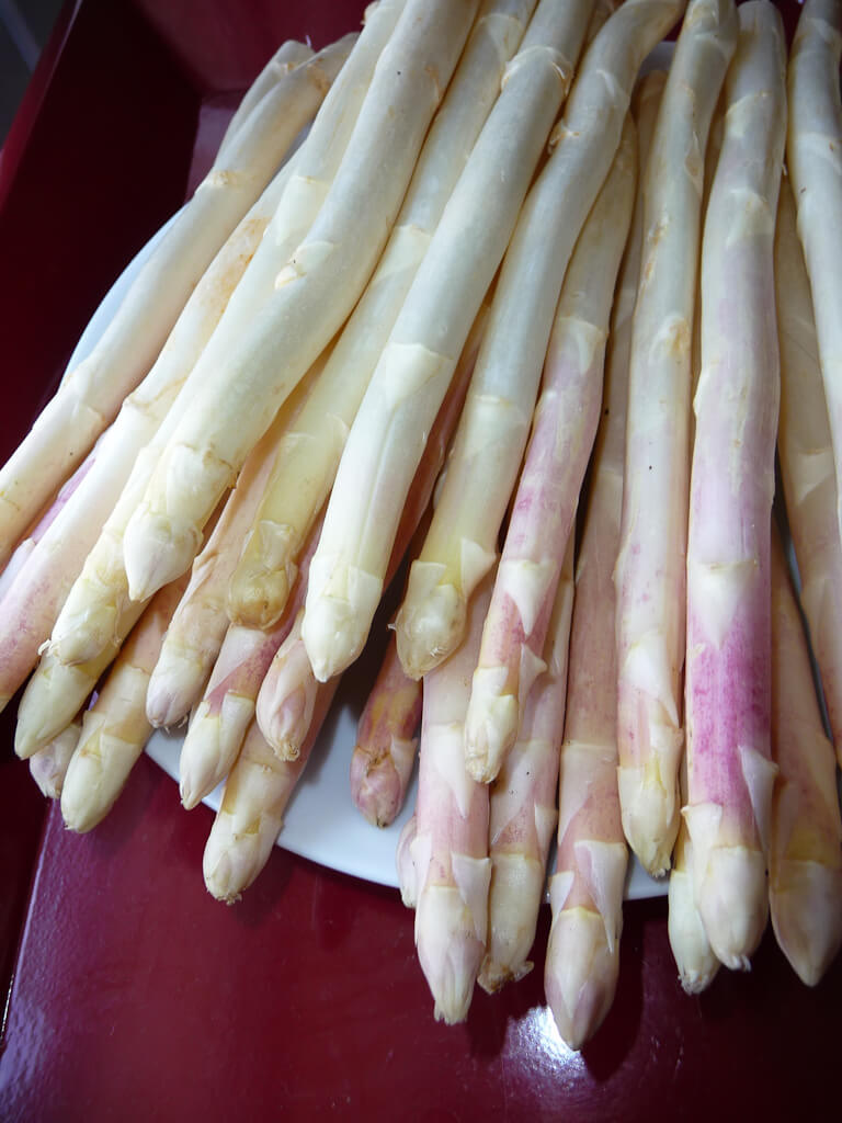 Asperges blanches achetées sur le marché de Bitche, Paris 19e (75), légume de saison