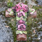 Croix fleurie en céramique sur une tombe du cimetière du Père Lachaise, Paris 20e (75)