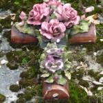 Croix fleurie en céramique sur une tombe du cimetière du Père Lachaise, Paris 20e (75)