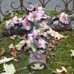 Croix fleurie en céramique sur une tombe du cimetière du Père Lachaise, Paris 20e (75)
